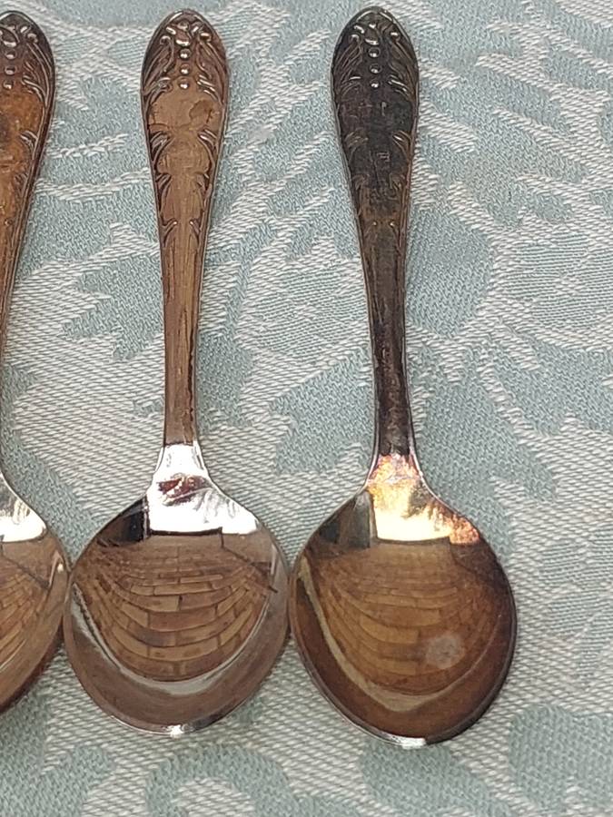 A VINTAGE SET OIF 6 EMESS PLATE EPNS TEASPOONS SOLD AS IS