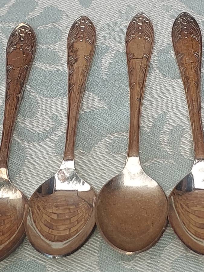 A VINTAGE SET OIF 6 EMESS PLATE EPNS TEASPOONS SOLD AS IS
