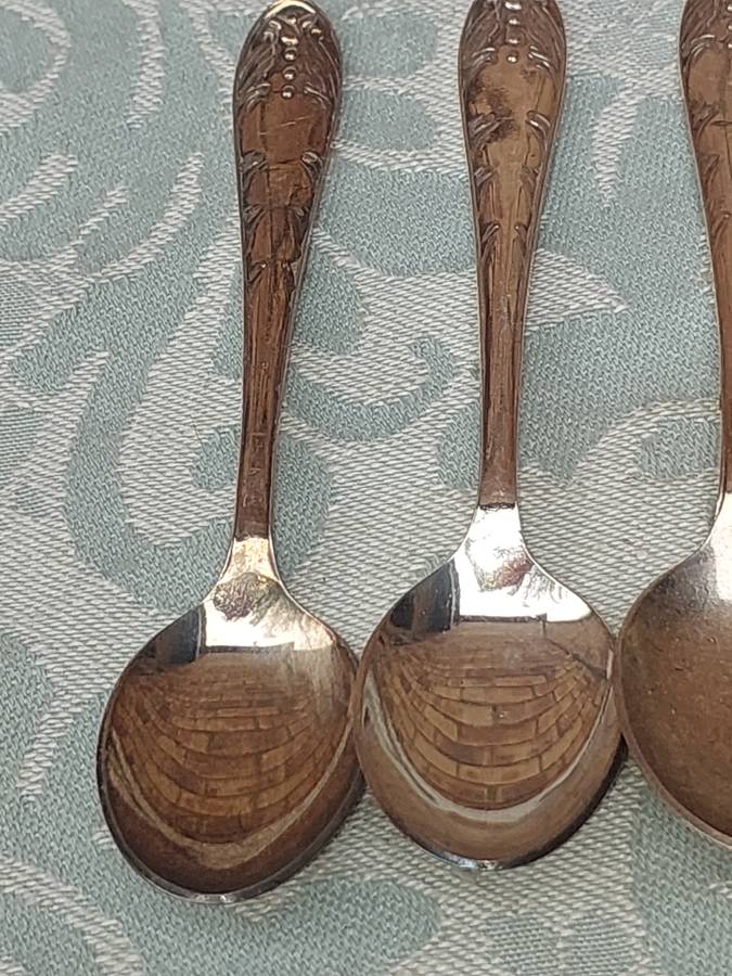A VINTAGE SET OIF 6 EMESS PLATE EPNS TEASPOONS SOLD AS IS