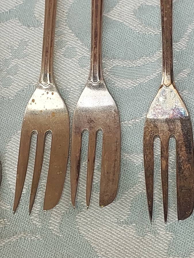 A COLLECTION OF VINTAGE KITCHENALIA CUTLERY SOLD AS IS