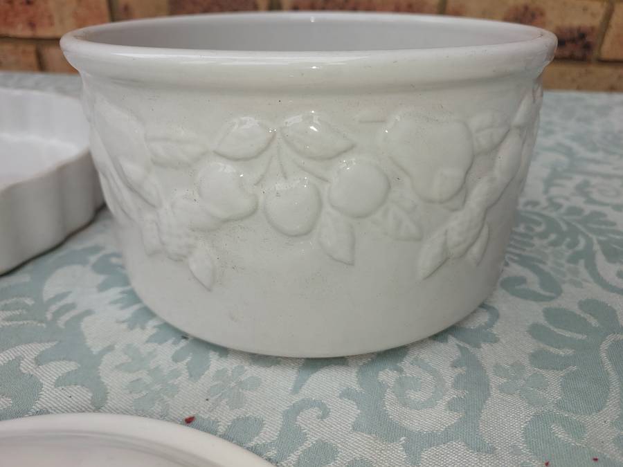 TWO VINTAGE CERAMIC KITCHENALIA CROCKERY SOLD AS IS