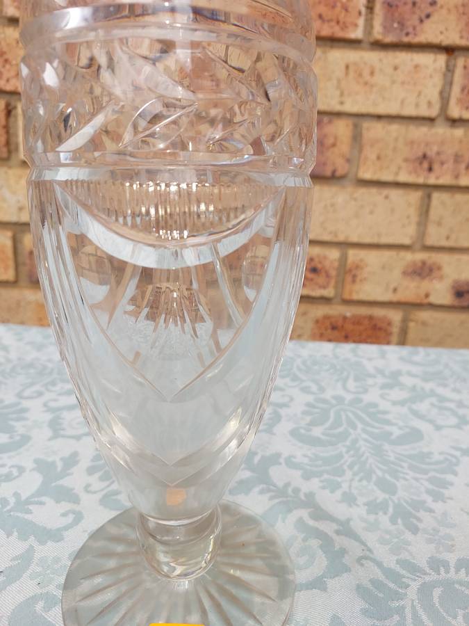 A 29 CENTIMETER TALL GLASS VASE SOLD AS IS