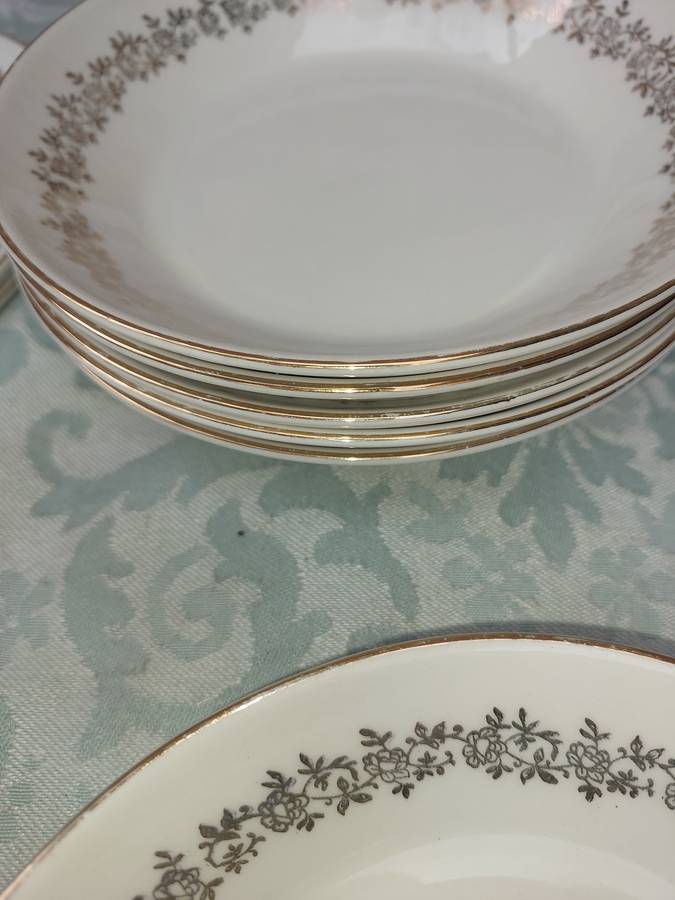 A VINTAGE COLLECTION OF SOUP BOWLS AND SIDE PLATES