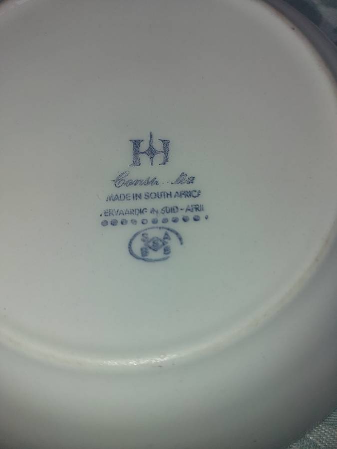 A VINTAGE COLLECTION OF SOUP BOWLS AND SIDE PLATES