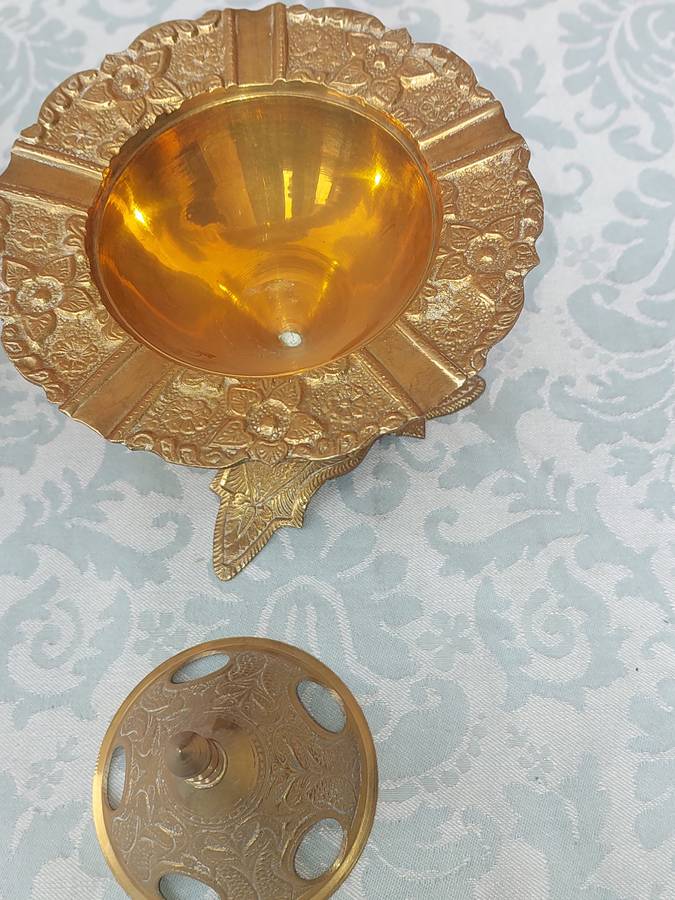 A PAIR MORROCAN STYLE BRASS ASH TRAYS SOLD AS IS