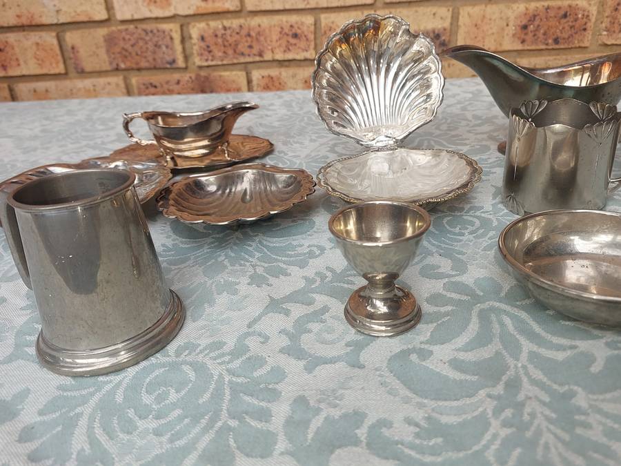 A VINTAGE JOBLOT KITCHENALIA UTENSILS SOLD AS IS