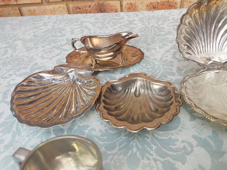 A VINTAGE JOBLOT KITCHENALIA UTENSILS SOLD AS IS