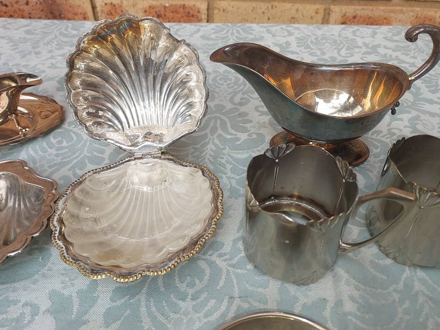 A VINTAGE JOBLOT KITCHENALIA UTENSILS SOLD AS IS