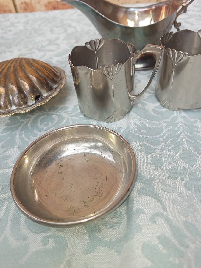 A VINTAGE JOBLOT KITCHENALIA UTENSILS SOLD AS IS