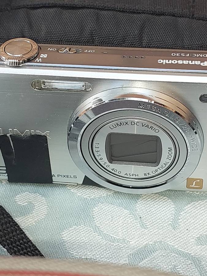 A JOBLOT POCKET CAMERAS AND A NINTENDO GAME WITH ALL THE GAMES SOLD AS IS NOT TESTED