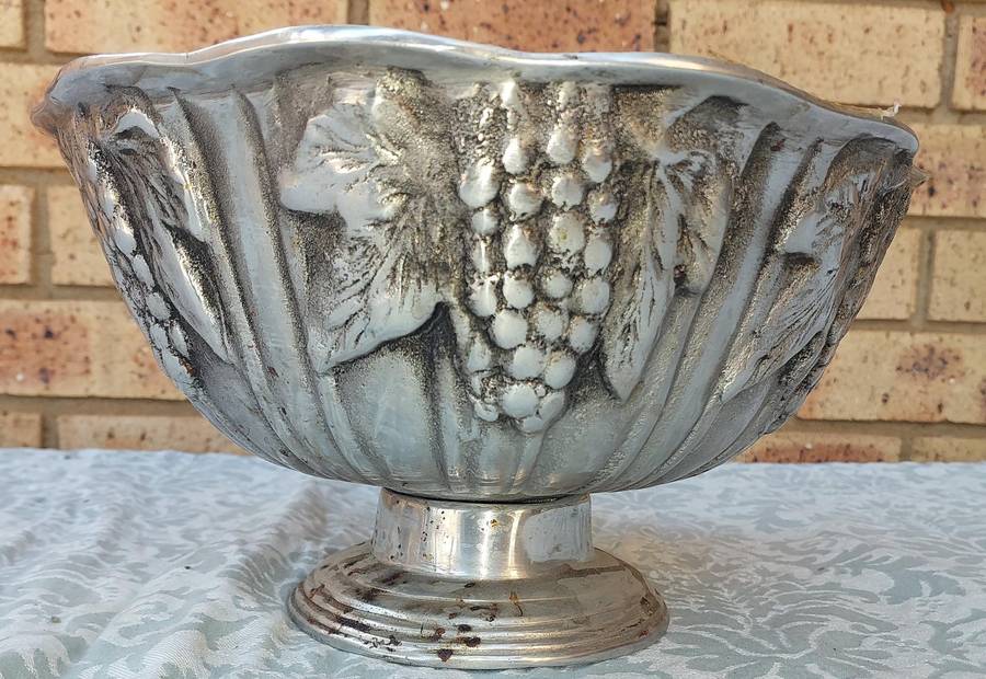 AN ORNATE ART DECOR ROUND FOOTED FRUIT BOWL PEWTER SOLD AS IS
