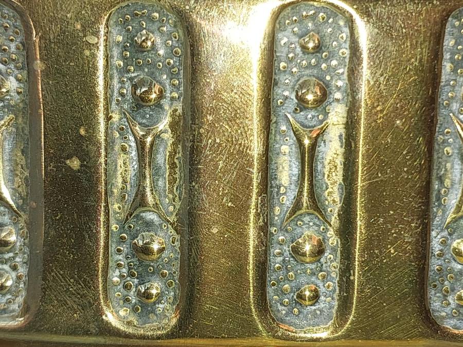 A VINTAGE DOUBLE HANDLED BRASS OVAL PLANTER SOLD AS IS
