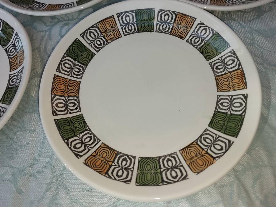A VINTAGE COLLECTION OF 5 HAND PAINTED IRONSTONE CAKE PLATES BY BILTONS ENGLAND SOLD AS IS
