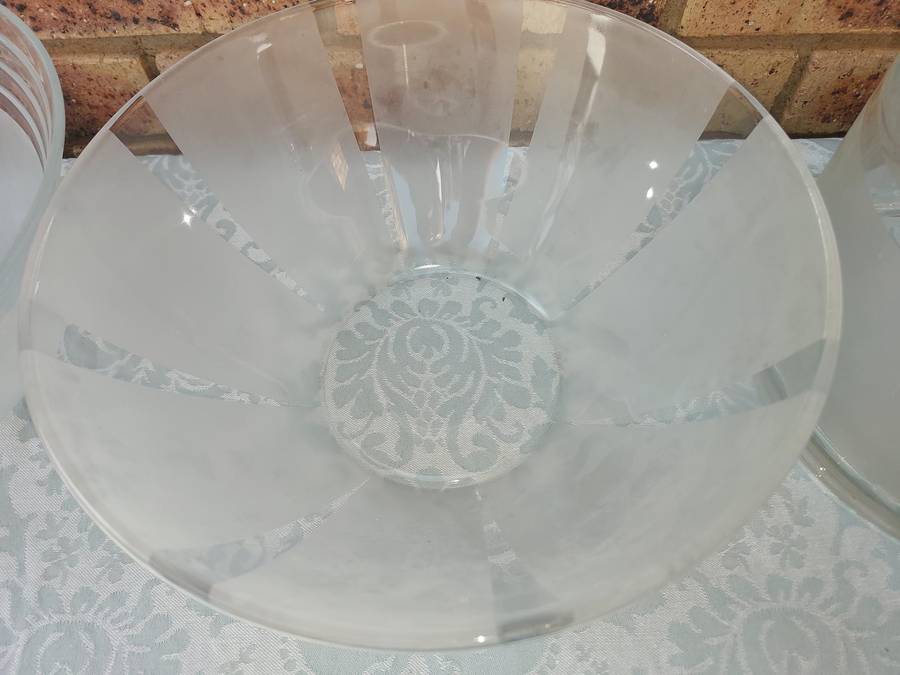 A COLLECTION OF 3 ART DECOR GLASS BOWLS SOLD AS IS