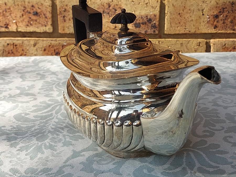 A VINTAGE TEAPOT SILVER PLATED SOLD AS IS