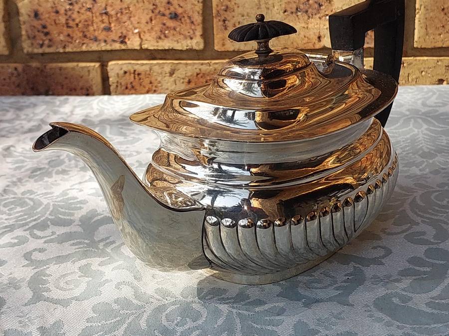 A VINTAGE TEAPOT SILVER PLATED SOLD AS IS