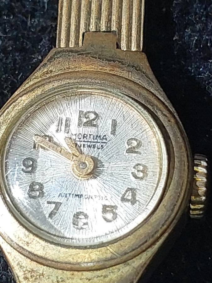A DISCERNING LADY'S WATCH COLLECTION SOLD AS IS NOT TESTED
