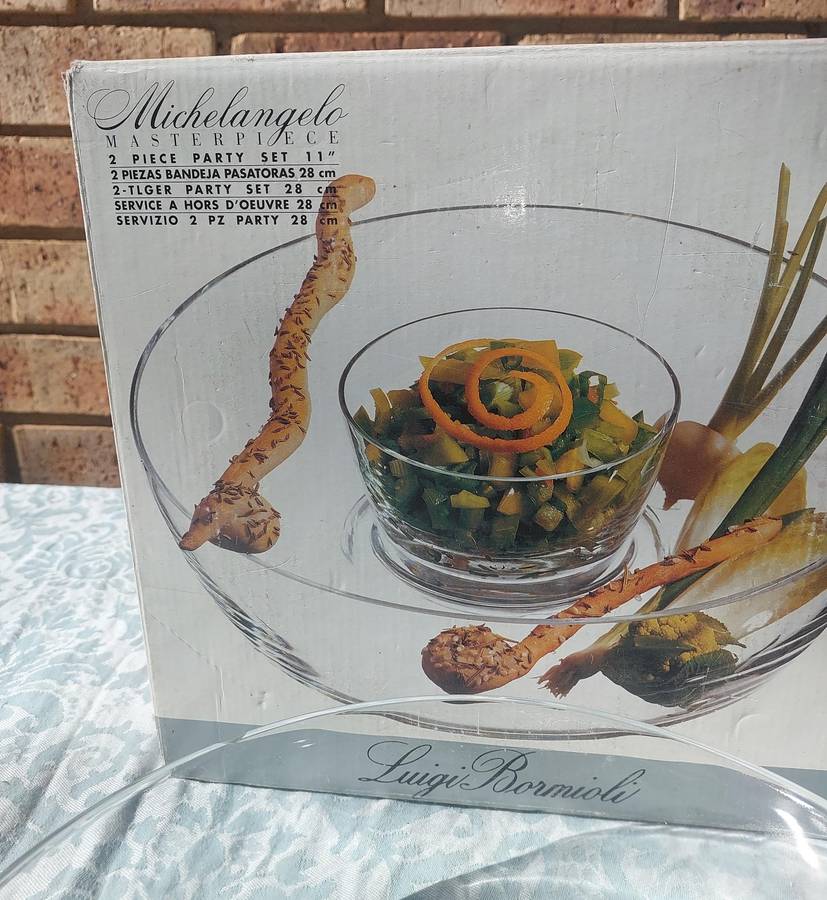 A GLASS PARTY BOWL WITHOUT THE SMALLER BOWL