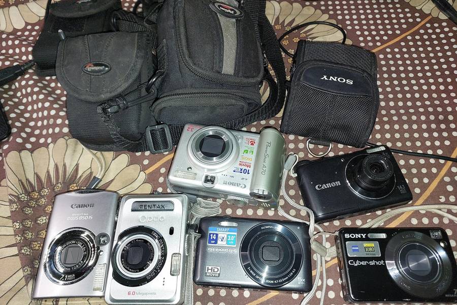 A JOBLOT POCKET DIGITAL CAMERAS SOLD AS IS NOT TESTED