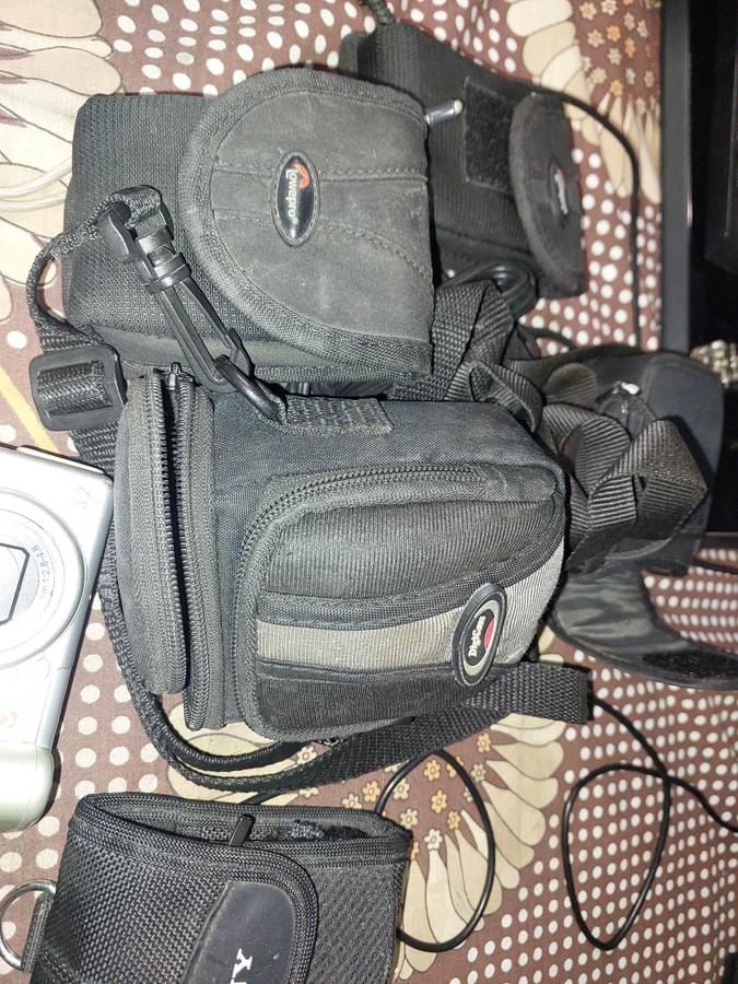 A JOBLOT POCKET DIGITAL CAMERAS SOLD AS IS NOT TESTED