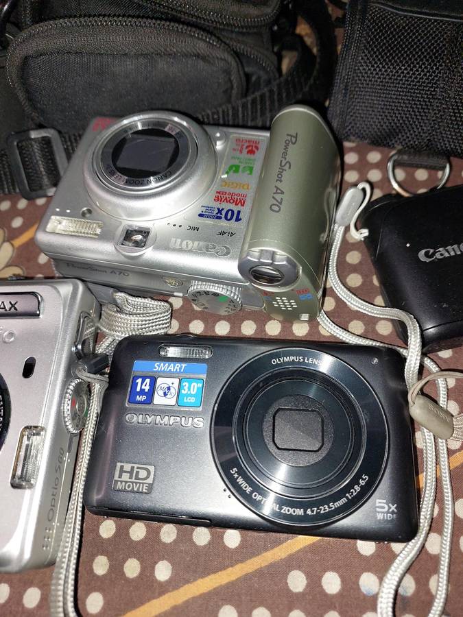 A JOBLOT POCKET DIGITAL CAMERAS SOLD AS IS NOT TESTED