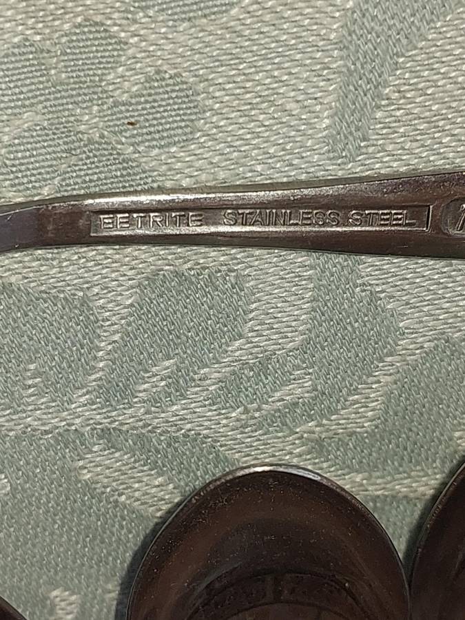 A VINTAGE SET EETRITE STAINLESS STEEL TEASPOONS SOLD AS IS