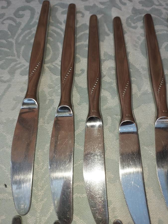 A COLLECTION OF STAINLESS STEEL CUTLERY KNIVES SOLD AS IS