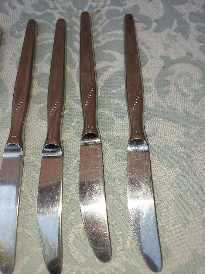 A COLLECTION OF STAINLESS STEEL CUTLERY KNIVES SOLD AS IS