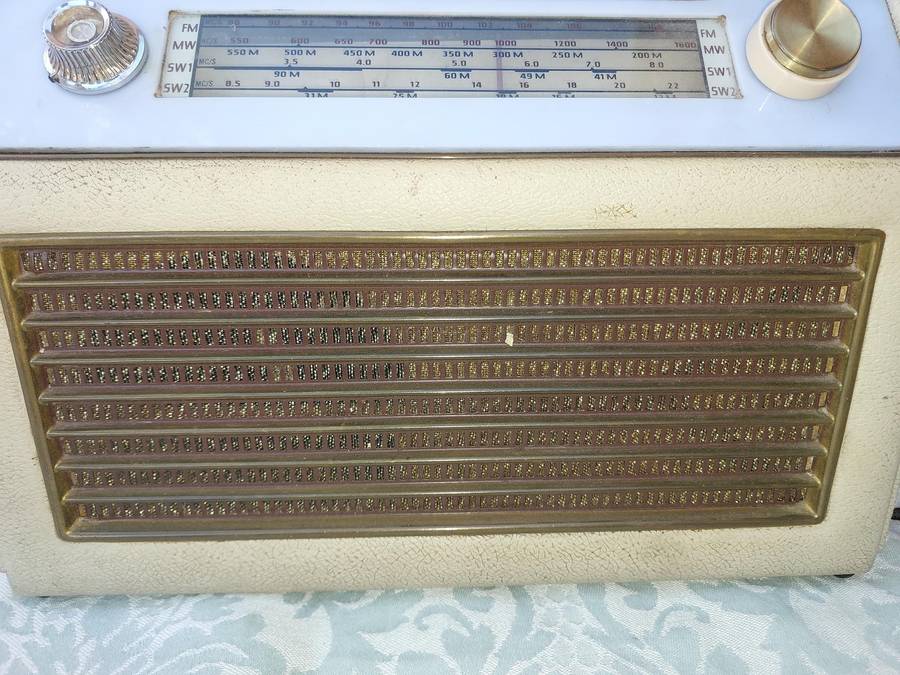 An antique telstar fm radio sold as is not tested