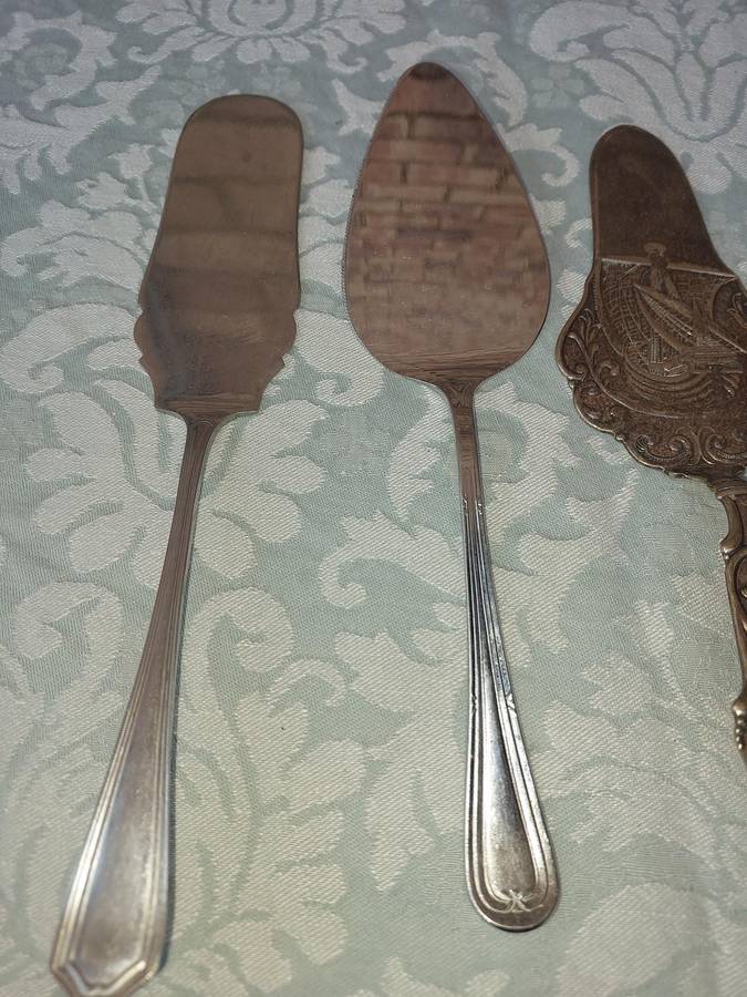 A COLLECTION OF VINTAGE CAKE CUTTERS SOLD AS IS