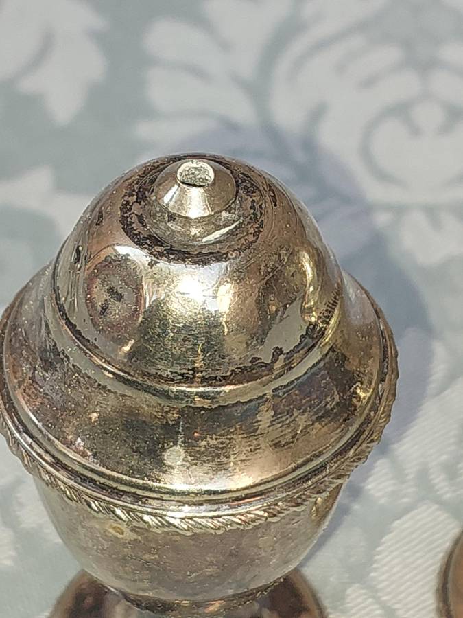 A VINTAGE SILVER PLATED SALT AND PEPPER SHAKERS SOLD AS IS