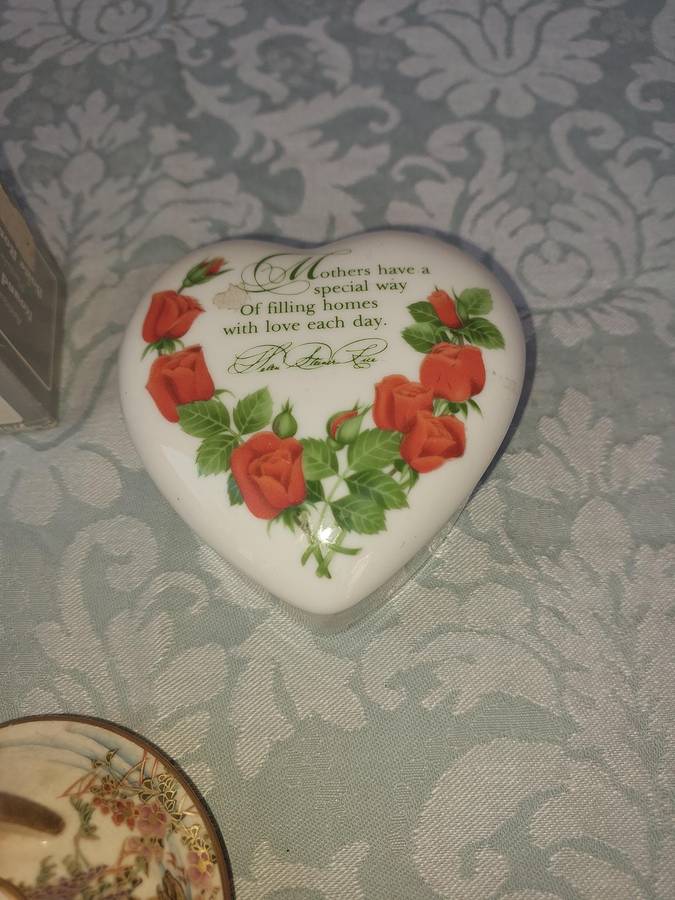 A COLLECTION OF JEWELRY BOXES AND LIPSTCK HOLDERS FOR THE DISCERNING LADY SOLD AS IS