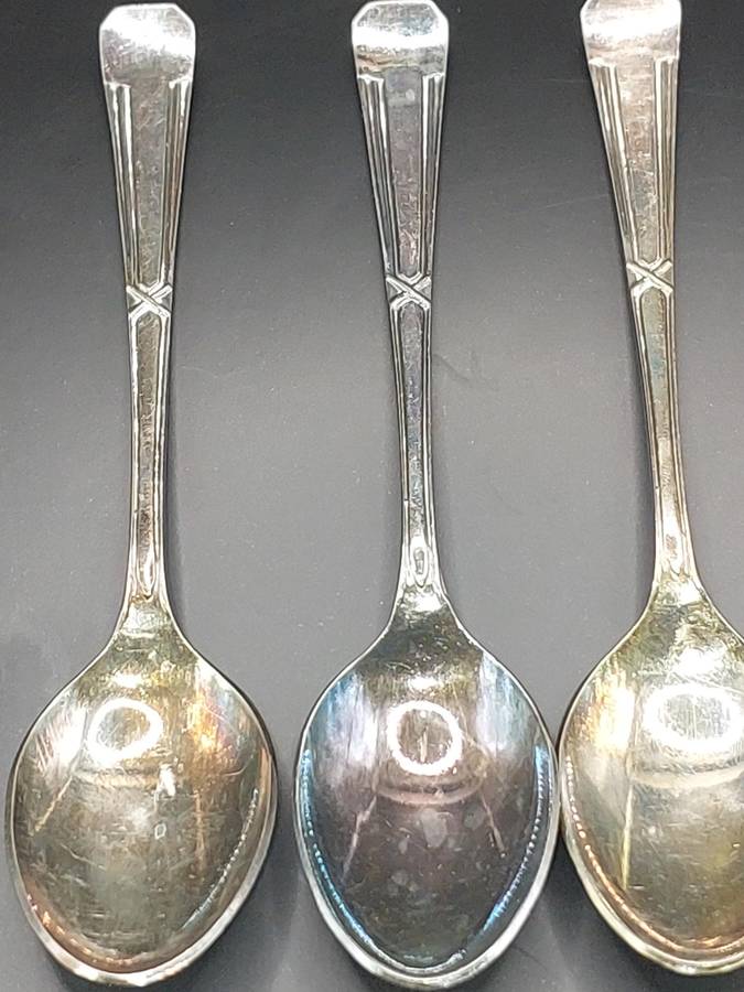 A VINTAGE SET OF 5 EPNS TEASPOONS SOLD AS IS