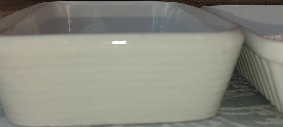 A COLLECTION OF 4 LAZANIA PORCELAIN BOWLS SOLD AS IS