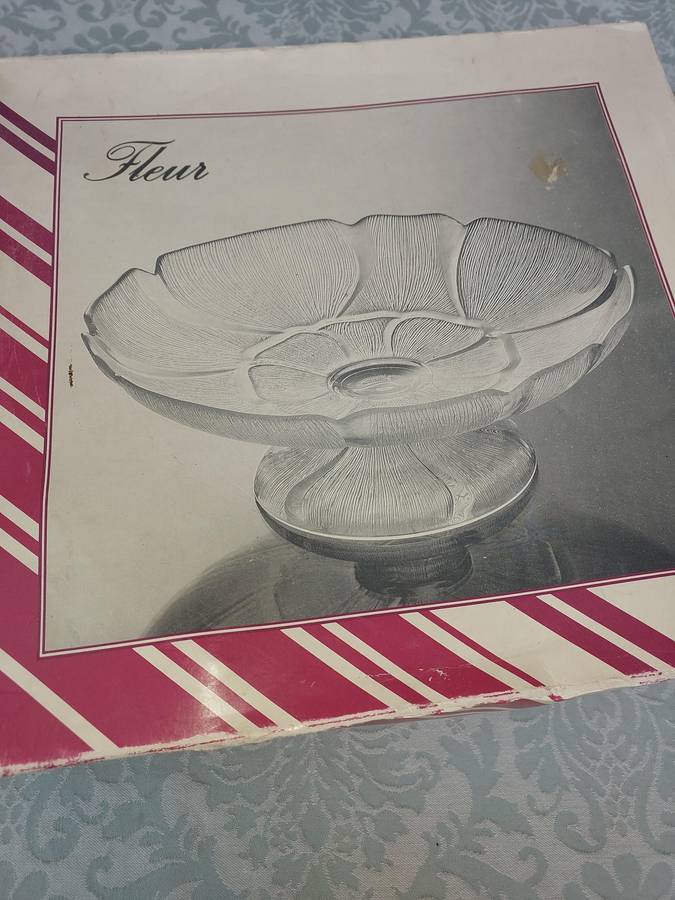 A LUMINARC FOOTED SERVING FRUIT BOWL SOLD AS IS
