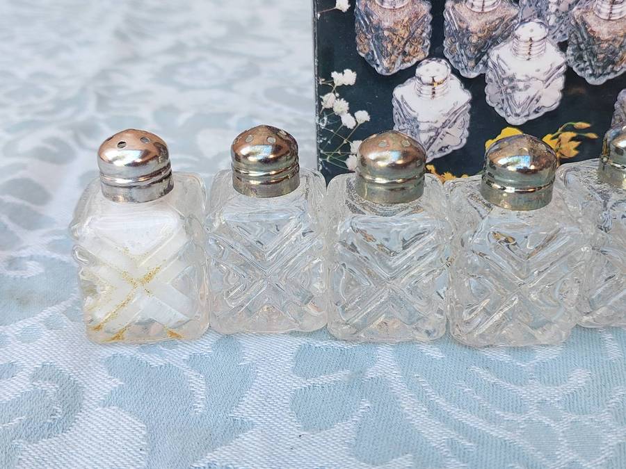 A SET OF 8 SALT AND PEPPER SHAKERS SOLD AS IS