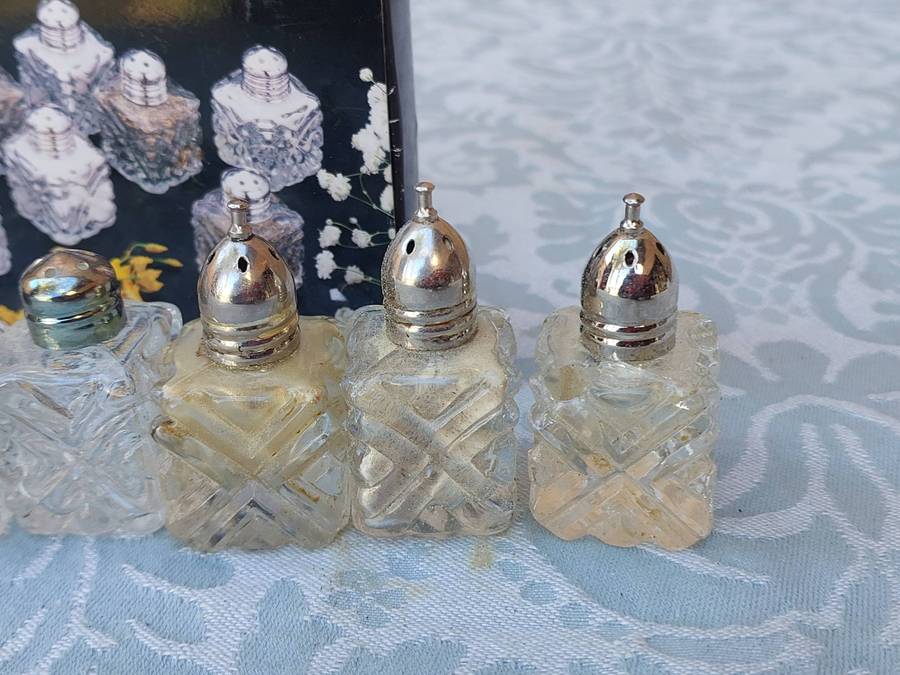 A SET OF 8 SALT AND PEPPER SHAKERS SOLD AS IS