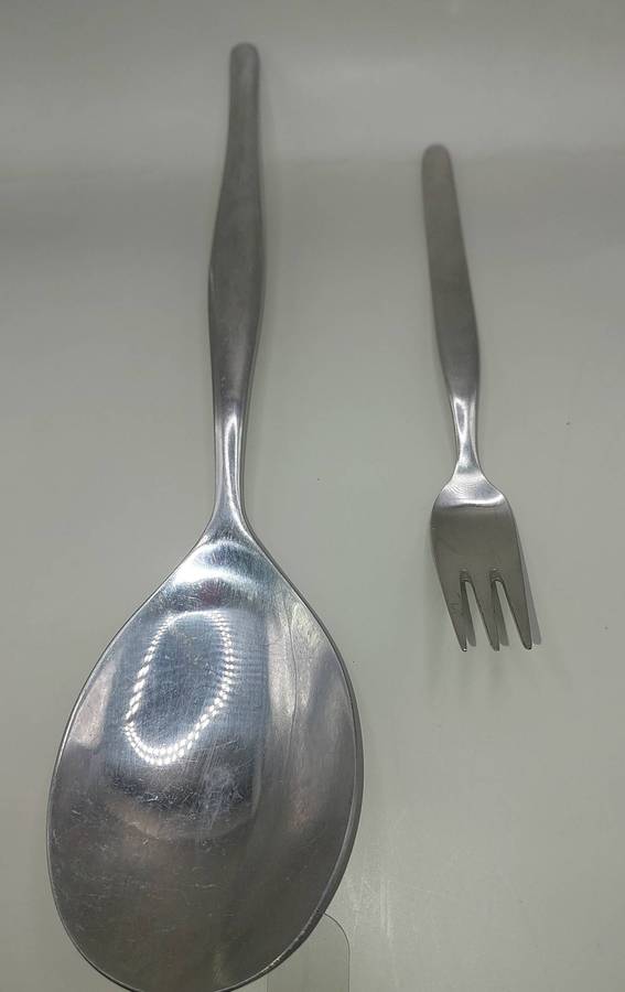 A VINTAGE MIXED JOBLOT STAINLESS STEEL AND EPNS CUTLERY SOLD AS IS