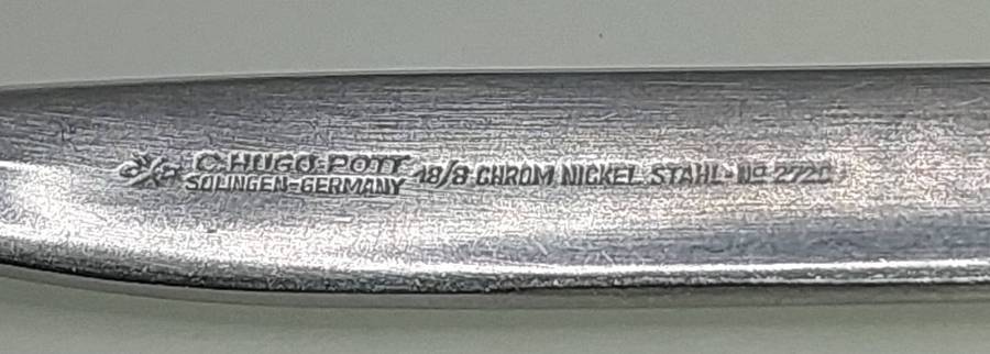 A VINTAGE MIXED JOBLOT STAINLESS STEEL AND EPNS CUTLERY SOLD AS IS