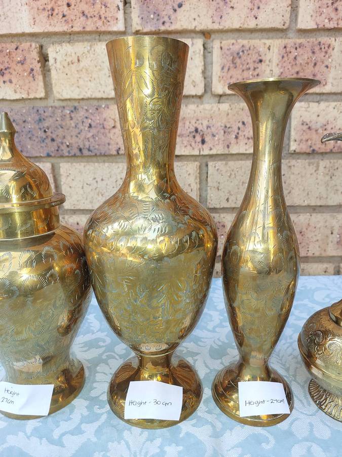 A COLLECTION OF BRASS VASES AND AN URN SOLD AS IS