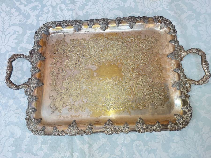 A VINTAGE RECTANGULAR SERANGO PLATE SERVING TRAY WITH A GRAPEVINE DESIGN SOLD AS IS