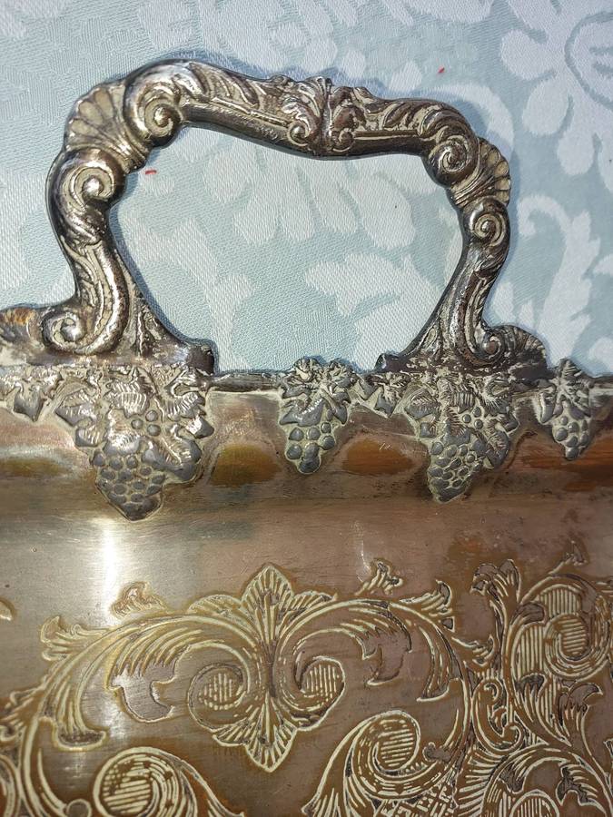 A VINTAGE RECTANGULAR SERANGO PLATE SERVING TRAY WITH A GRAPEVINE DESIGN SOLD AS IS