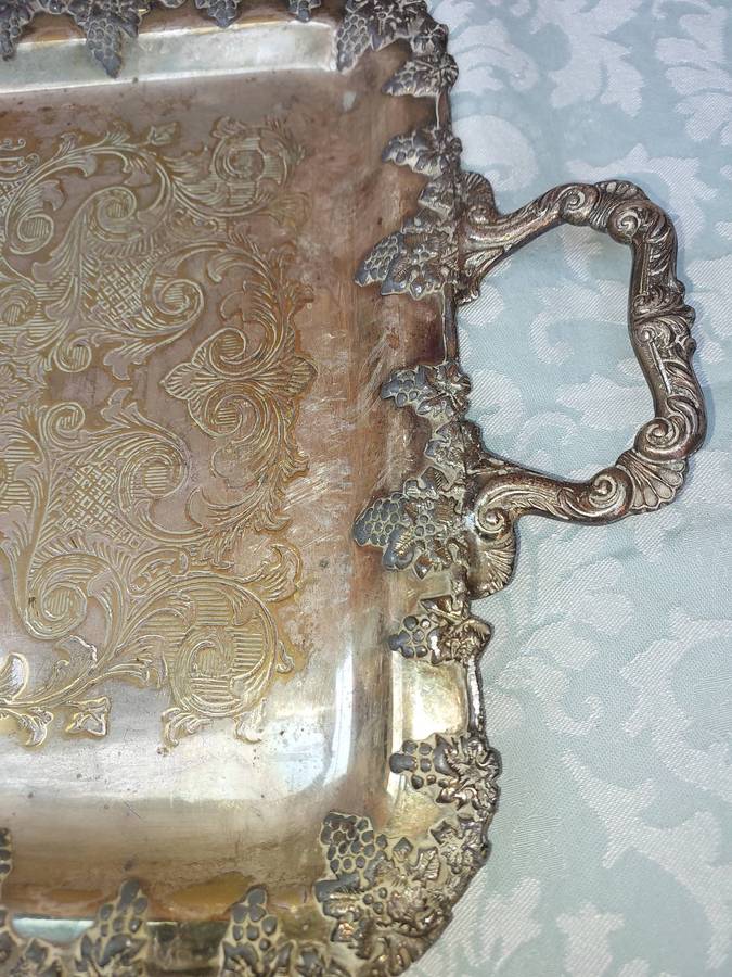 A VINTAGE RECTANGULAR SERANGO PLATE SERVING TRAY WITH A GRAPEVINE DESIGN SOLD AS IS