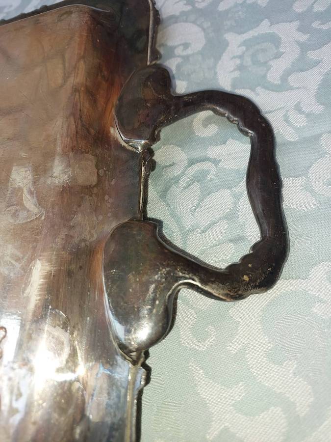 A VINTAGE RECTANGULAR SERANGO PLATE SERVING TRAY WITH A GRAPEVINE DESIGN SOLD AS IS