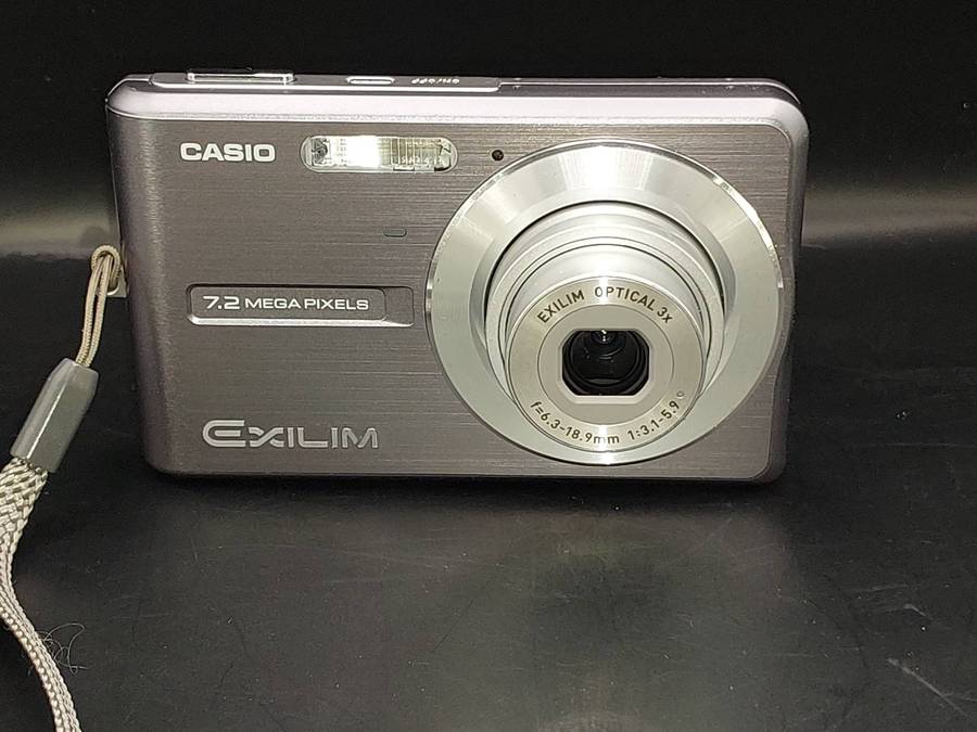 A WORKING CASIO EX-Z12 POCKET CAMERA WITH A BATTERY AND SD CARD, AND A BAG, SOLD AS IS