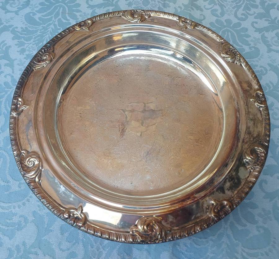 A VINTAGE ROUND EDWARDIAN SERVING TRAY SILVER PLATED SOLD AS IS