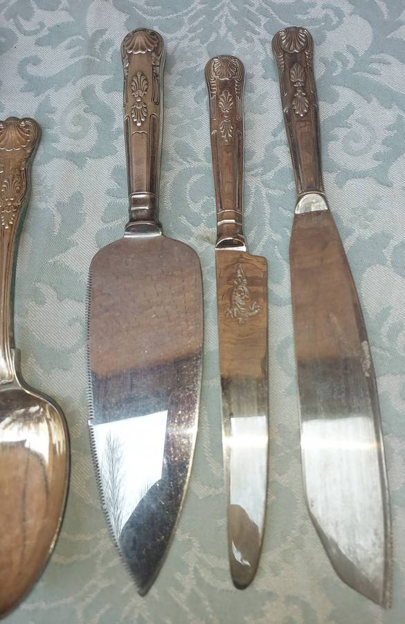 A VINTAGE JOBLOT CUTLERY SOLD AS IS