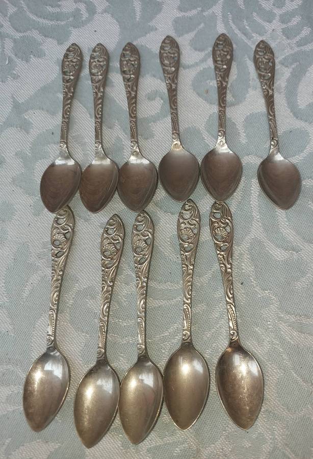 A VINTAGE SET OF 11 DEMATESE DESERT SPOONS NS SOLD AS IS