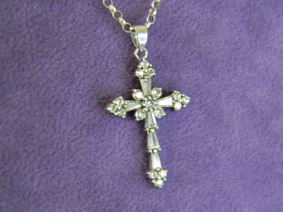 SILVER NECKLACE WITH CROSS