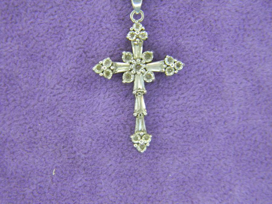 SILVER NECKLACE WITH CROSS